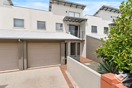 *Water Included* Beautiful 3 Bedroom Townhouse in New Farm - Photo 3