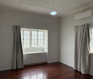 Fully fenced 4 Bedroom home with fireplace and A/C - Photo 4