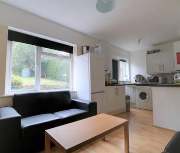 5 bedroom end of terrace house to rent - Photo 2