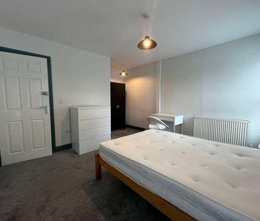 Gaunt St // Bed // July, LN5 - Photo 2