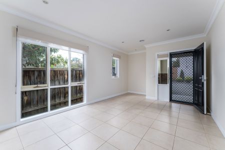 CONTEMPORARY COMFORT IN A TRANQUIL SETTING - Photo 2