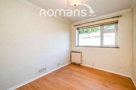 Lyon Road, Crowthorne, RG45 - Photo 2