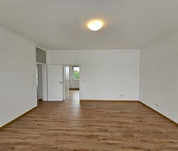 Top-Renovierte 4-Zi.-Wohnung mit Dachterrasse, Balkon und sep. Küche - Foto 2