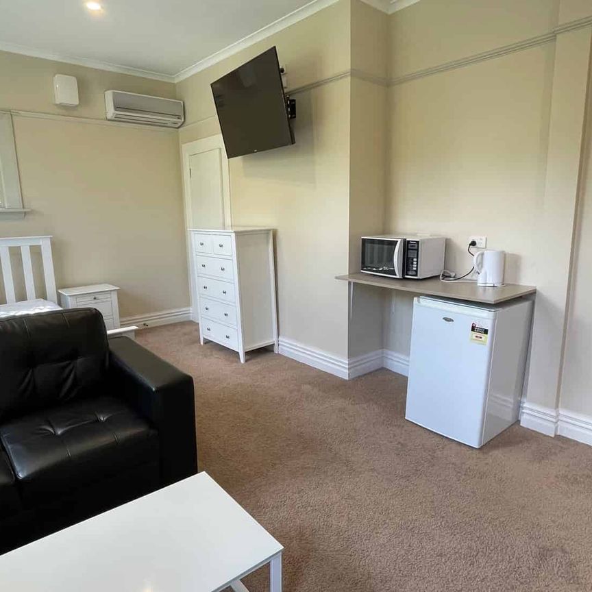 Spacious Fully Furnished Ensuite Room - Photo 1