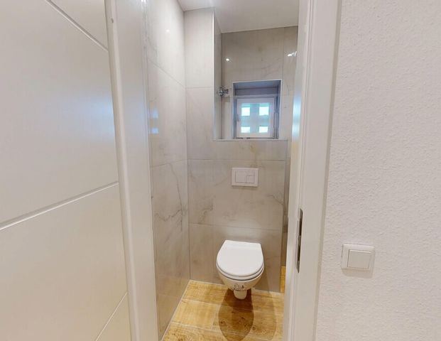 Attraktive Dachgeschosswohnung mit Süd-West Loggia, Einbauküche und Stellpatz! - Photo 1