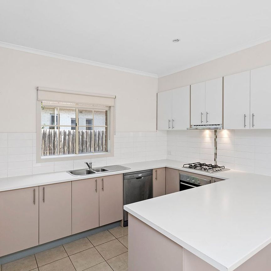 3 BEDROOM TOWNHOUSE & 2 COURTYARDS ! - Photo 1