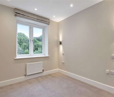 A stylish apartment in central Sevenoaks, finished to a very high specification throughout. - Photo 3