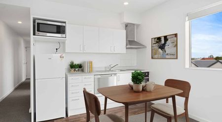 Central & Sunny 2 Bedroom Apartment - Photo 5