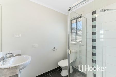 Lovely Three Bedroom Home - Photo 5