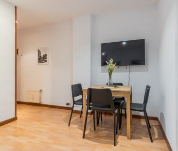 Bright&nbsp; double room in Camino de Vinateros - Photo 6