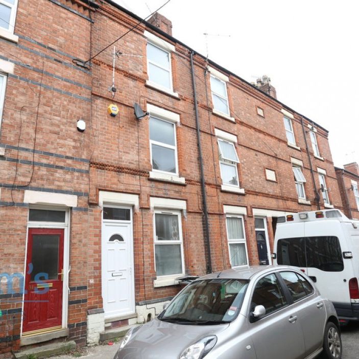 4 bed Mid Terraced House for Rent - Photo 1