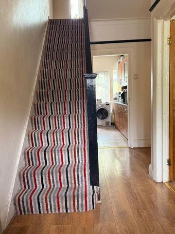 1 bedroom in a house share to rent - Photo 2