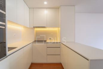Apartamento T1 com varanda - Novo - Casa da Musica - Rotunda Boavista