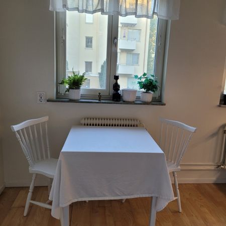 Ljus och välplanerad etta med balkong på Forsskålsgatan i Johanneshov! - Foto 4