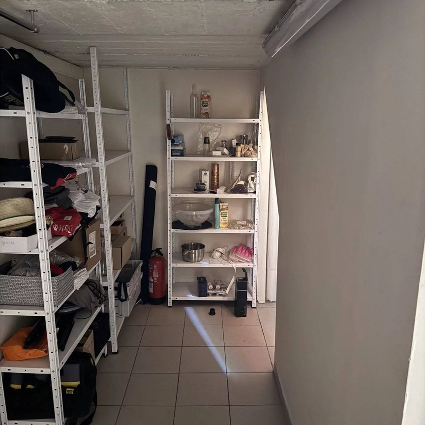 Titre : Local à louer de 57,41 m² à Suresnes - Photo 1