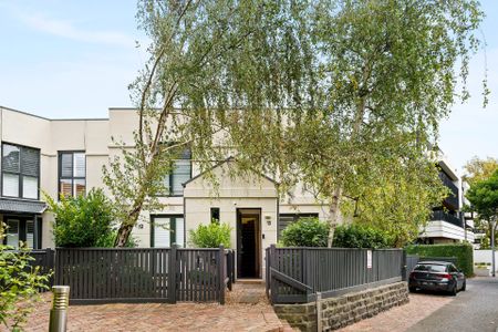 Effortless living in a vibrant lifestyle position - Photo 2