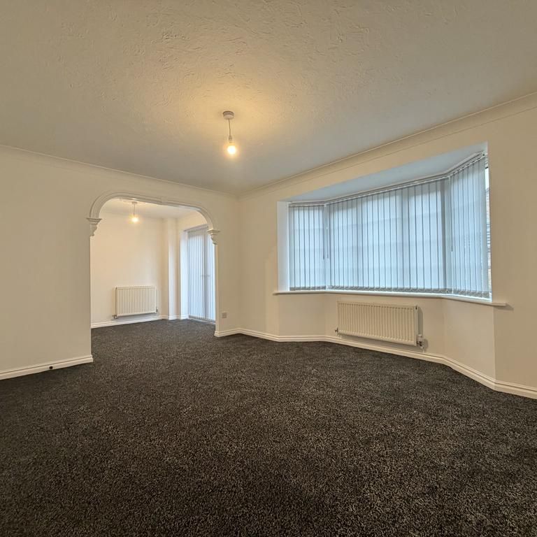 4 bedroom detached house to rent - Photo 1