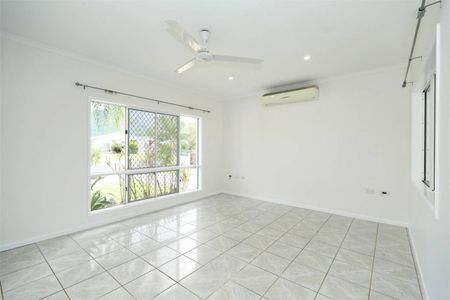 3 Bedroom Fully Airconditioned - Large Garden Shed - Side Access - Photo 5