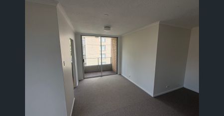 Bright & Spacious 3-Bedroom Apartment Near Train Station - Photo 2