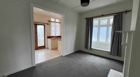 Sitting pretty! - Photo 2