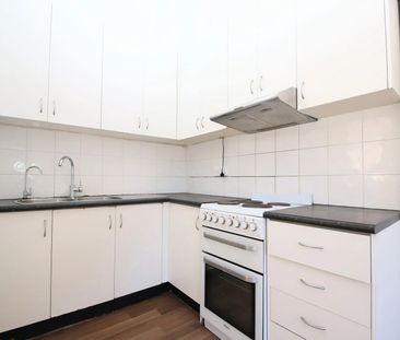 3 BEDROOM HOUSE CLOSE TO SHOPS AND STATION - Photo 5