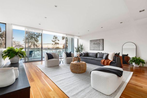 Light-filled with spectacular views - Photo 1