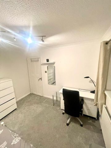 1 bedroom in a house share to rent - Photo 4