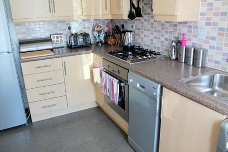 2 bedroom semi-detached house to rent - Photo 5