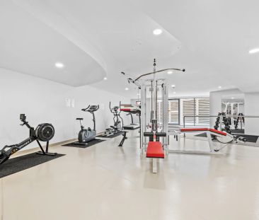 Modern 2-Bedroom Apartment in the Phoenix Complex – Walk to the CBD! - Photo 3