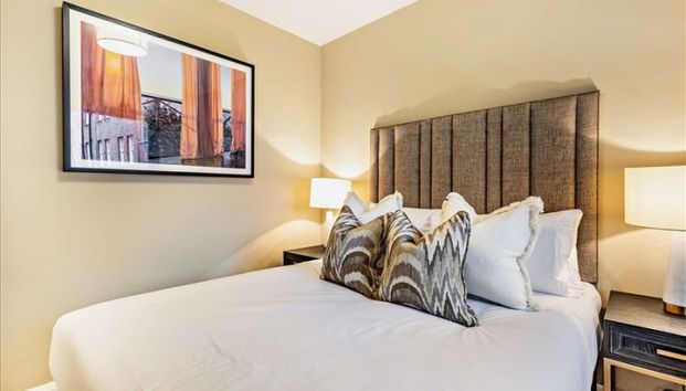 Three Bedroom Flat to rent in London - Photo 1