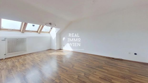 Helle Dachgeschoßwohnung in 1220 Wien: 2 Zimmer, gepflegt, zentral und gemütlich! - Photo 1