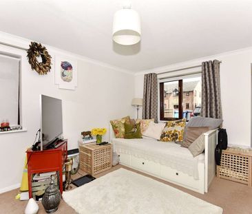 Well presented, ground floor flat 0.5 miles from Bourne End town ce... - Photo 1