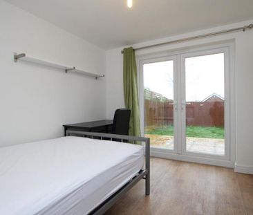 *** STUDENT PROPERTY *** A fantastic spacious 5 bedroom house close... - Photo 3