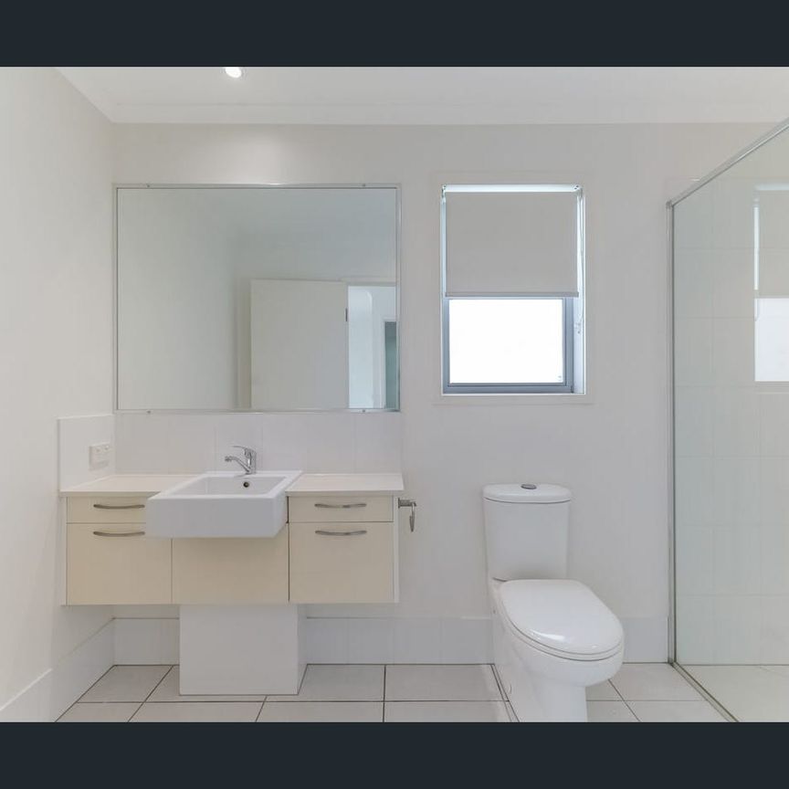 3-Bed, 2-Bath Townhouse with Private Courtyard - Photo 1