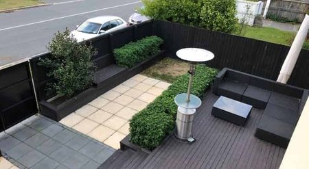 Spacious 2 storey 4 Bed Home in Merivale - Photo 4