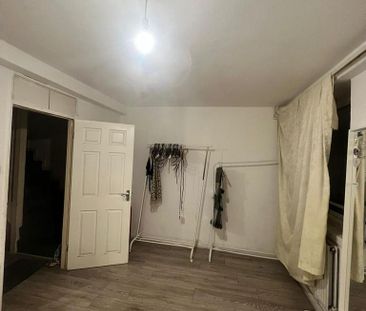 1 bedroom in a flat share to rent - Photo 4