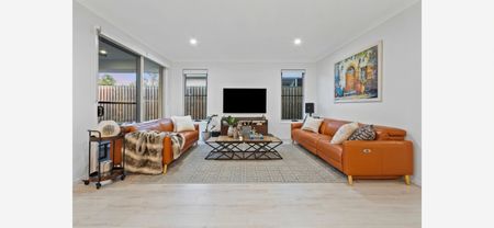 LUXURIOUS FAMILY LIVING WITH SPACE, STYLE AND VERSATILITY - Photo 2