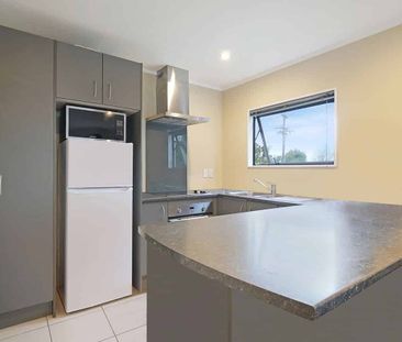 Home in the Centre of new Lynn! - Photo 3