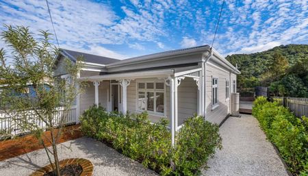 Charming Home for Rent in the Heart of Picton - Photo 2