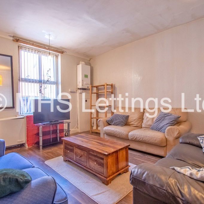 4 Bedroom End Terraced House for rent in Harold View - Photo 1