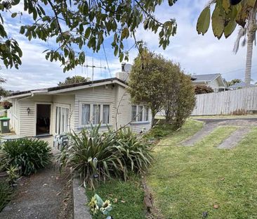 FAMILY HOME - FULLY FENCED - Photo 4