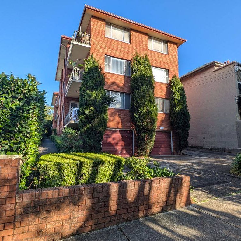 Stylish Two-Bedroom Apartment with Balcony & Parking in Prime Summer Hill - Photo 2