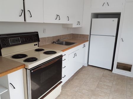 1929 WALLACE 2 BEDROOM HOUSE QUIET NEIGHBOURHOOD - Photo 3