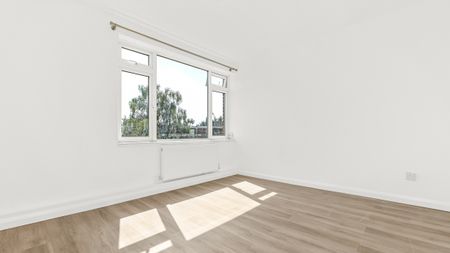 3 Bed Flat, Park Farm Close, N2 - Photo 3