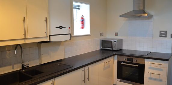 St. Georges Terrace, Jesmond, Newcastle Upon Tyne - Photo 2