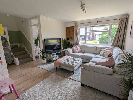 Madeira Close, West Byfleet, Surrey, KT14 - Photo 2