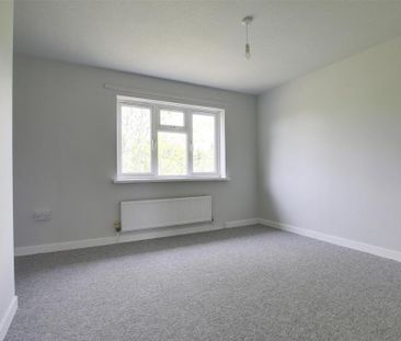 2 bedroom end of terrace house to rent - Photo 2
