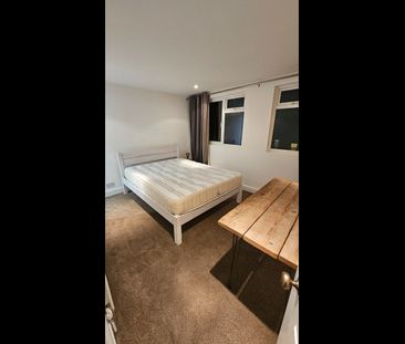 Room in a Shared House, Thurso Street, SW17 - Photo 1
