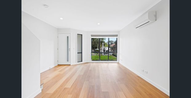 As new - 2yo Bright and Spacious Townhouse! - Photo 1
