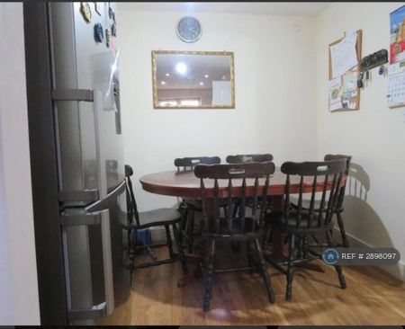 4 bedroom end of terrace house to rent - Photo 3